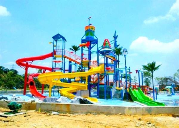 A água da piscina do campo de jogos do divertimento desliza passeios do parque