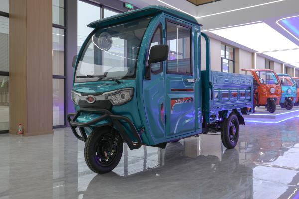 72V Semi Enclosed Electric Tricycle Long Endurance For Cargo Transport