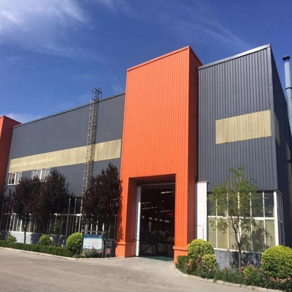 Almacén con estructura de acero en forma de H con diseño de pórtico