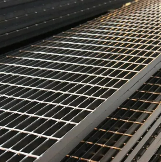 Hot-Dip Galvanized Steel Grating with Serrated Surface and Customizable Sizes for Drain Cover and Walkway Platforms
