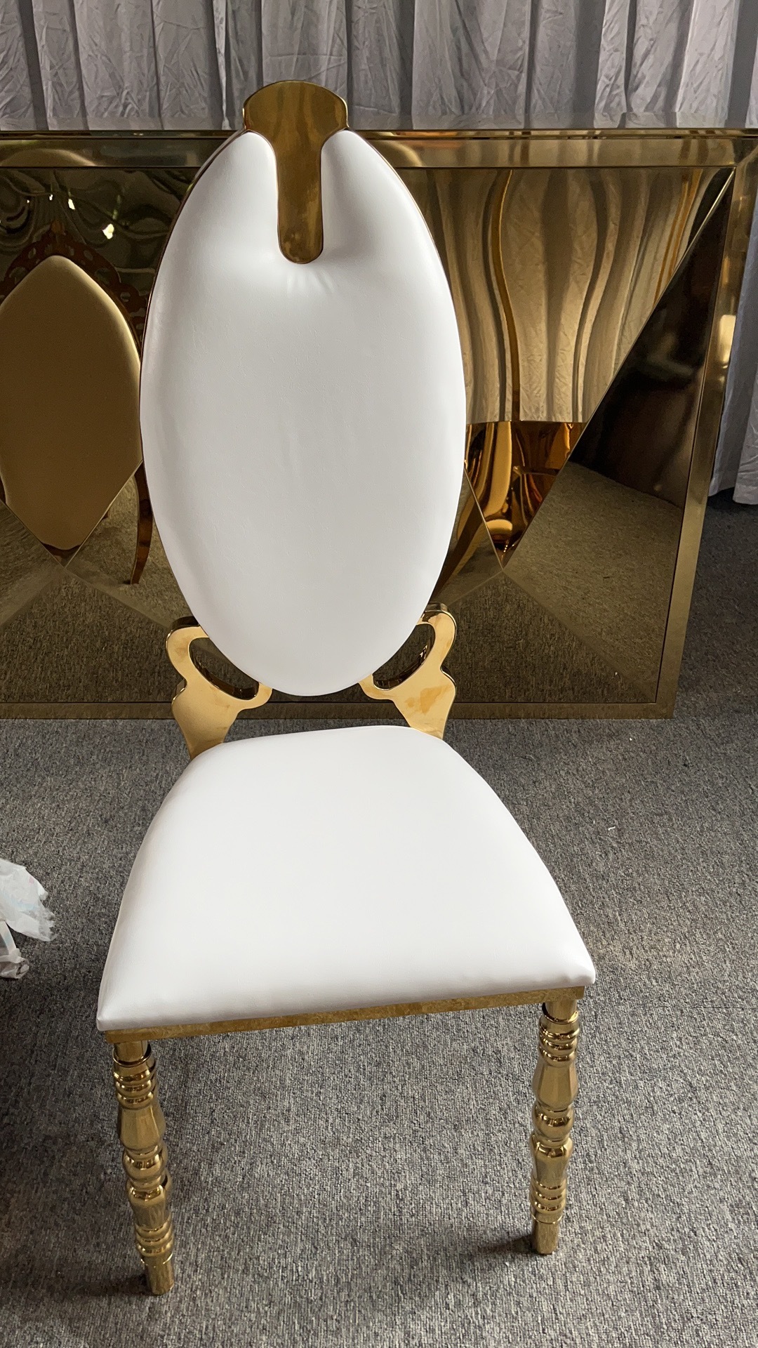 WENDING Gold Large Leaf-Back Luxury Banquet Chair – Shield-Shape High-Back Wedding Chair