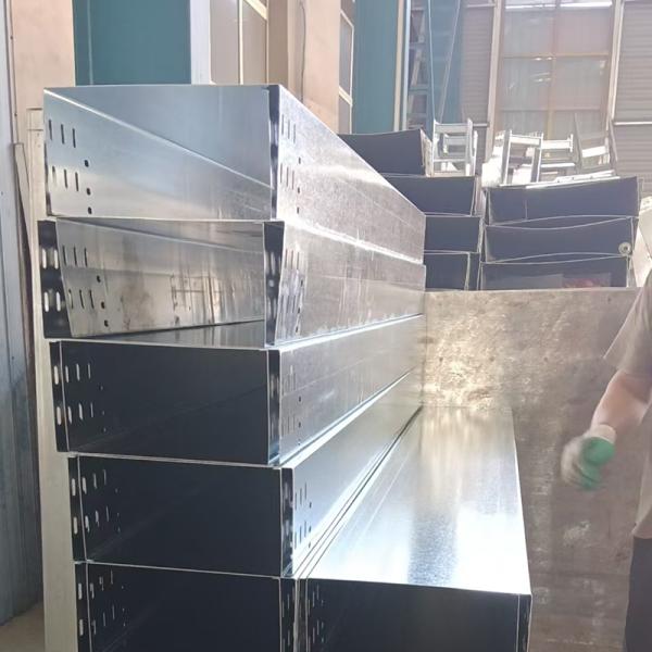 Solid Bottom Hot Dipped Galvanized Trunking Slotted Aluminium Perforated Cable Tray 300x150