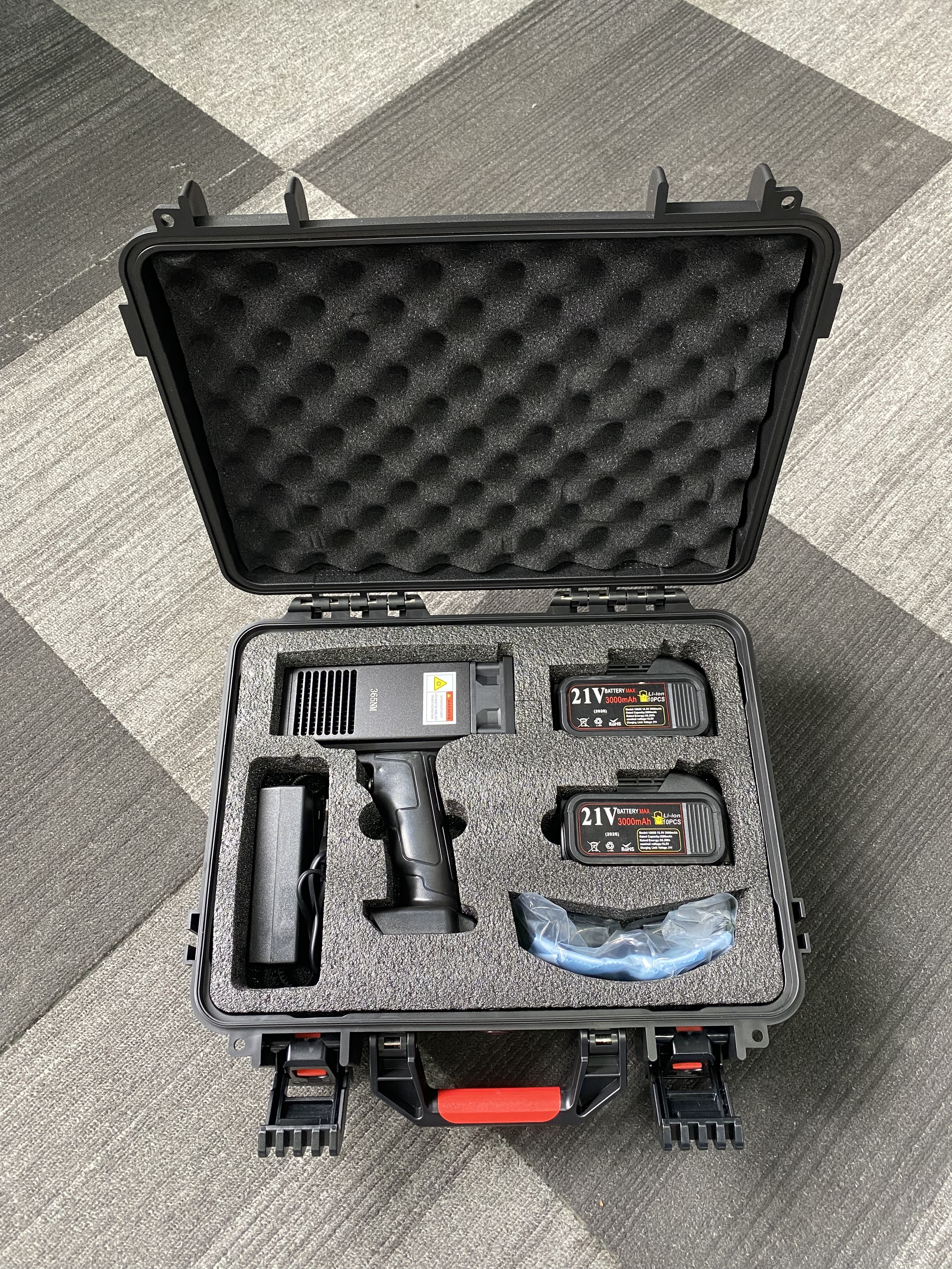 Precision Defect Detection: Handheld UV Light Technology in Penetrant and Magnetic Particle Testing (PT/MT)