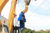 Marteau de vibro de HT 40Ton dans l'excavatrice avec tendre le boom et la main enfonçant le pieu de feuille de 18m