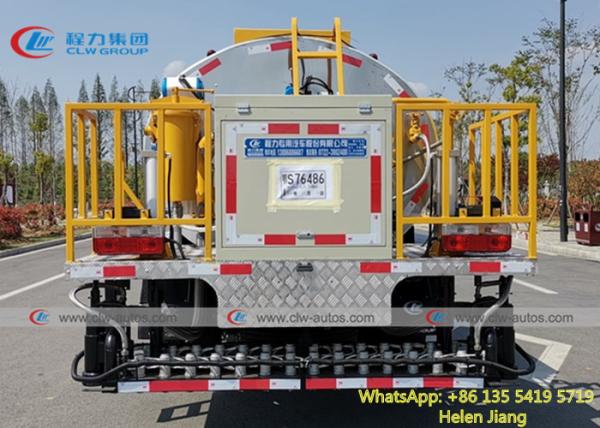 Dongfeng 4x2 6 roule le camion de distributeur du bitume 5000L