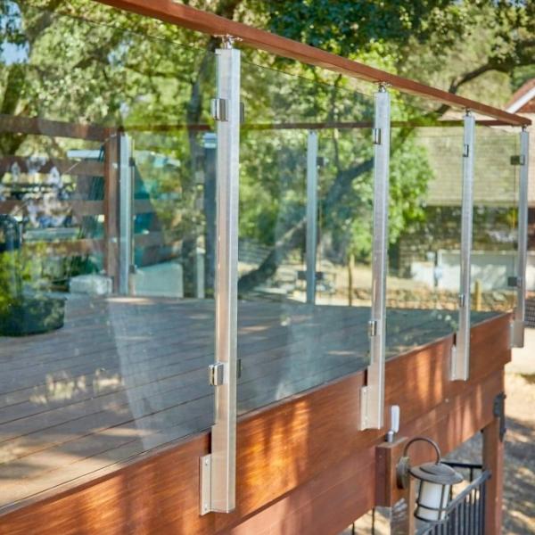 Balustrade en verre sans cadre courbée Balcon 8.76mm 10.76mm 13.14mm 17.52mm Escalier en verre moderne Barrière de terrasse en verre incolore Balustrade