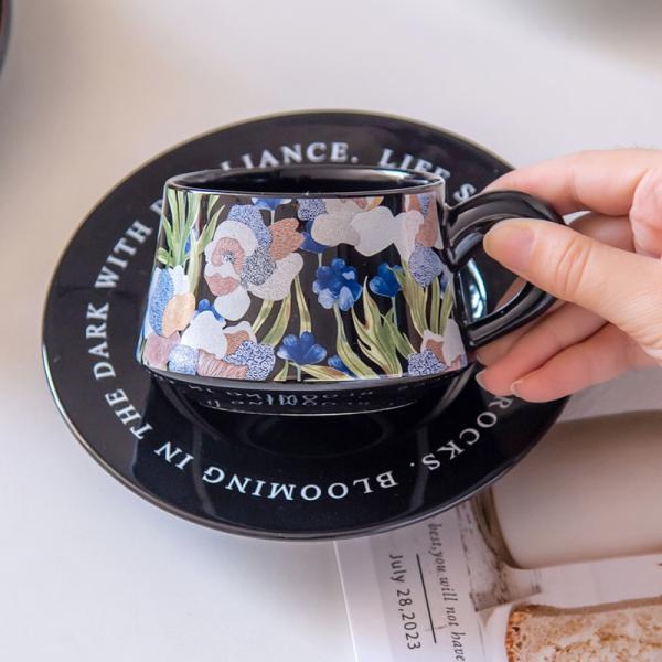 Черные керамические чашки для кофе с тарелкой и десертом