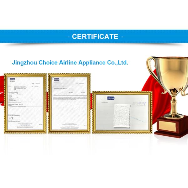 Индивидуал обтирает полотенце устранимой авиакомпании влажное