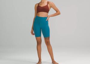 Les femmes ont fortement adapté des shorts de cycliste respirables pour des