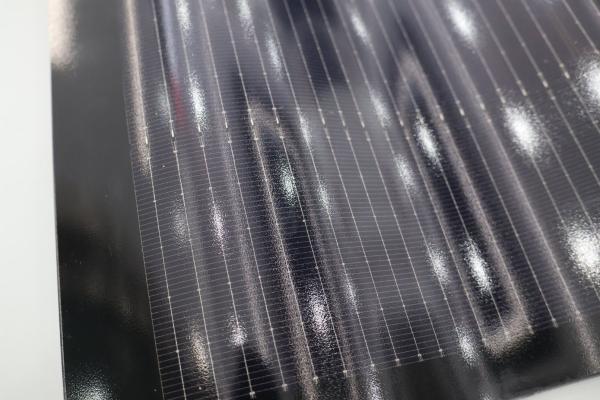 Voltage de court-circuit 8,62A Chambre solaire courbe Carreaux de toit Noir BIPV panneau solaire bardeaux 10kw 20kw 50kw Double verre toit Carreaux d'énergie
