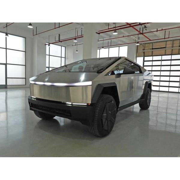 Camión eléctrico Tesla Cyber Off-Road de plata con cuerpo de acero y velocidad máxima de 180 Km / h