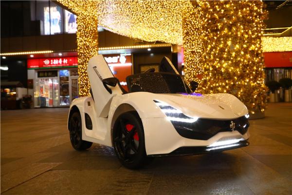 Type de plastique PP Dernière voiture électrique pour enfants de 12 volts à deux portes