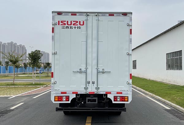 White Isuzu Insulated Truck 126HP 152HP Isuzu Box Vans Shipping Truck