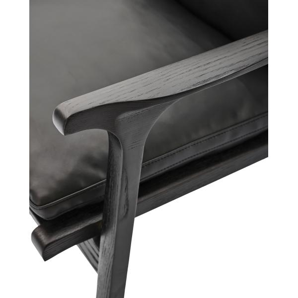 Chaise en bois de rose à l' intérieur avec quatre pattes et un dossier