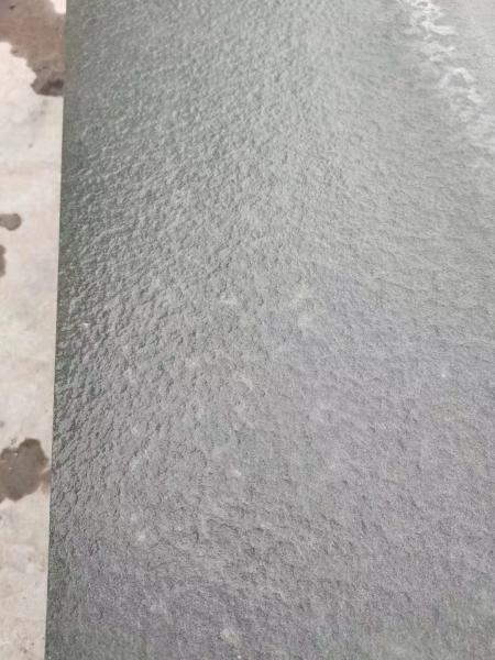 A pavimentação exterior esverdeia lajes naturais do arenito de 20mm com revestimento ardido