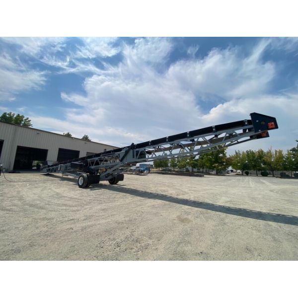 Convoyeur gerbeur mobile portable pour la manutention de sable, de gravier et de matériaux en vrac