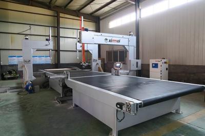 A máquina de corte industrial vertical da espuma 7KW levanta-se a máquina de corte da espuma de Epe