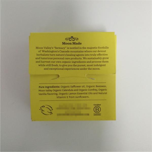 A prova do cheiro dos doces levanta-se o tampão de empacotamento do metal da erva daninha do malote que grava em volta das latas de lata do alimento