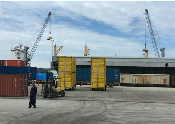 El tipo sistema del remolque de empaquetado móvil integró en un envase en las ruedas con la tolva/el pesador/el sistema de la transportación