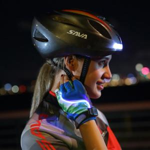Noite do capacete da bicicleta que dá um ciclo o capacete seguro que gerencie o