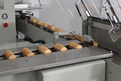Variable Quantity Sandwich Biscuit Machine PLC Control Automatic Cream Filling Machine Customized