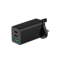 Cargador de enchufe negro con salida de 65W y puertos múltiples