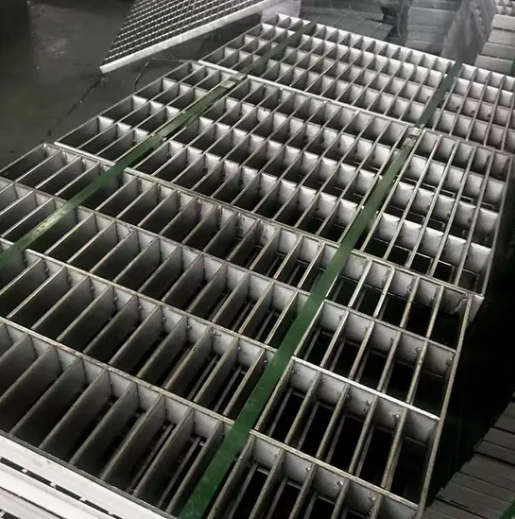 Hot Dipped Galvanized Steel Grating with 30X5 Steel Bar in Serrated or Plain Finish for Industrial Use
