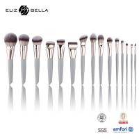 Une brosse de maquillage de qualité professionnelle pour le visage, les yeux et les lèvres crée un maquillage magnifique