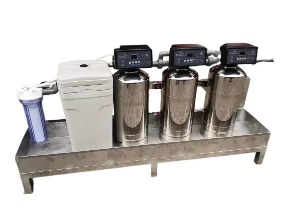 Equipo de ablandamiento de agua de cuatro etapas totalmente automático 5 toneladas 2400w