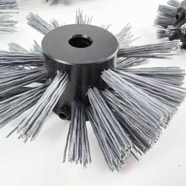 Cepillo de limpieza para tuberías de nylon abrasivo POM Core Carbon para limpieza industrial