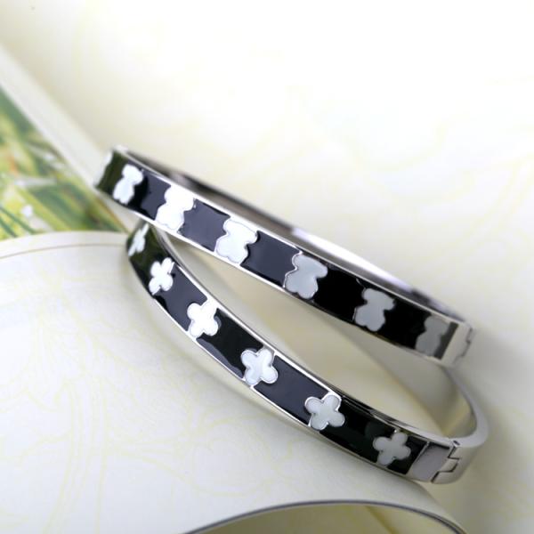 Ladies Fashion Jewelry Stainless Steel Four Leaf Clover Bracelet, Shape of small bear bangle