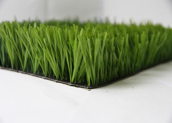 O futebol de salvamento da água ostenta os tapetes artificiais da grama com resistência de abrasão