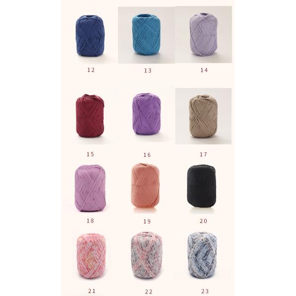 Рука вязания крючком вяжет хлопчатобумажную пряжу пряжи 100% шелковистую