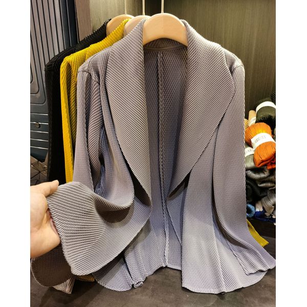 Spring 2025 Women's Solid Color Lapel Long Sleeved Pleated Women's Long Coat