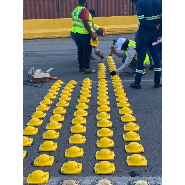 Yellow ABS Plastic Road Stud Pavement Marker with 170*170*45mm 173*173*65mm 200*200*70mm Sizes for Traffic Safety