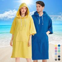 Une serviette de plage en fibre micro surfeur rapide sans sable sec