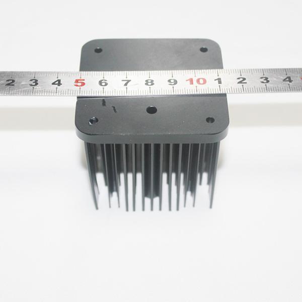 Le radiateur forgé froid de Pin Fin 62mm de place pour le noir de matériel électronique a anodisé