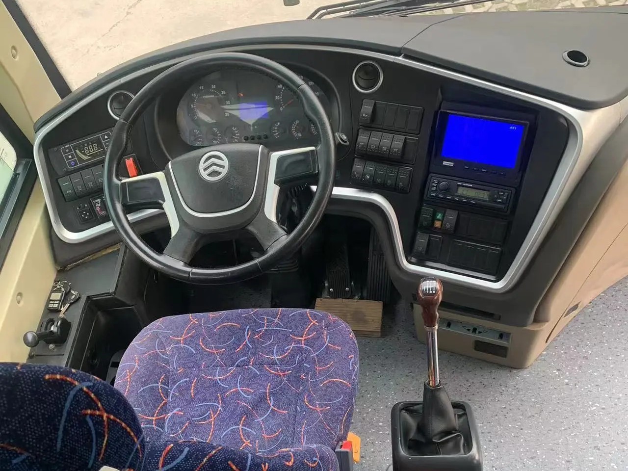Используемый автобус 90% новые 48 тренера усаживает двигатель 100km/h дракона XML6112 Weichai 2-ого ручного привода золотой