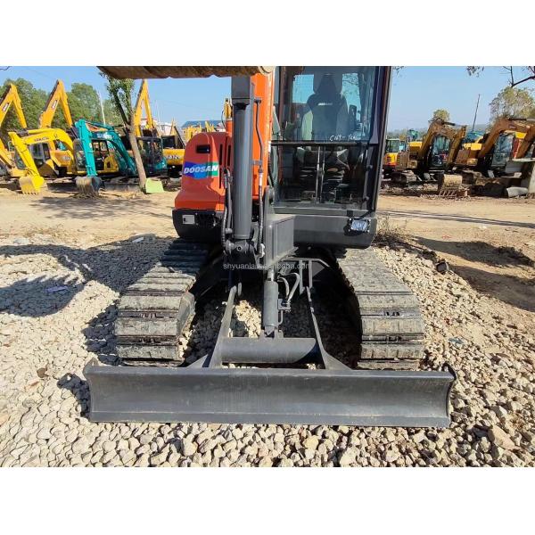 Le moteur YANMAR est utilisé dans la pelle Doushan DX60 de 6 tonnes