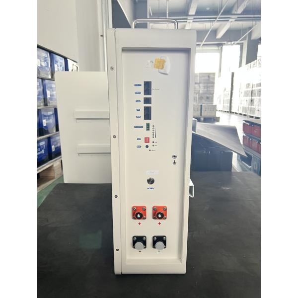 Escalabilidad máxima de la batería de pie: 15 sistemas en paralelo, clasificación IP IP30 y 6000 ciclos de vida útil para almacenamiento de energía