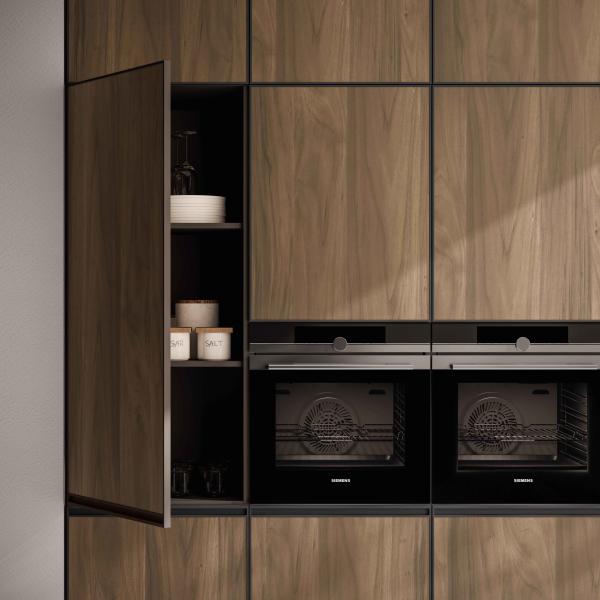 Meubles de maison de luxe Modulaire Faisceau de bois de noyer Matte Noir Couleur Verre Porte Armoires de cuisine Design moderne