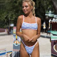 Maillots de bain sexy sans aciers le nouveau type de mode durable confortable spf50 ++ coloré haute élastique en stock femmes sexy