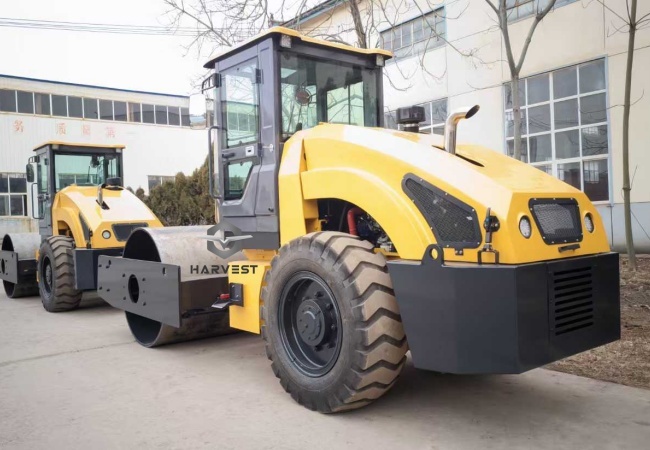 8-тонный однобарабанный вибрационный дорожный каток LTS208H с двигателем Cummins 75 кВт на продажу