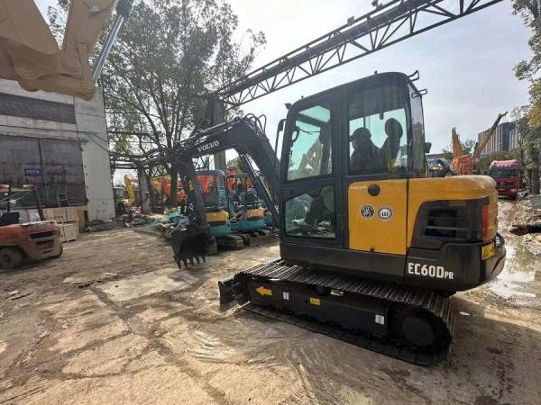 Excavateur Volvo EC60D d'occasion pré-propriété