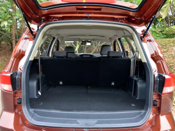 Transmissão manual diesel poderosa do carro 4x2 de SUV da cidade do motor em jogos para baixo batidos