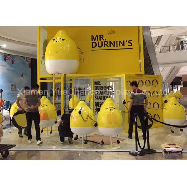 Plaza extérieure annonçant la statue de forme de citron de fibre de verre de