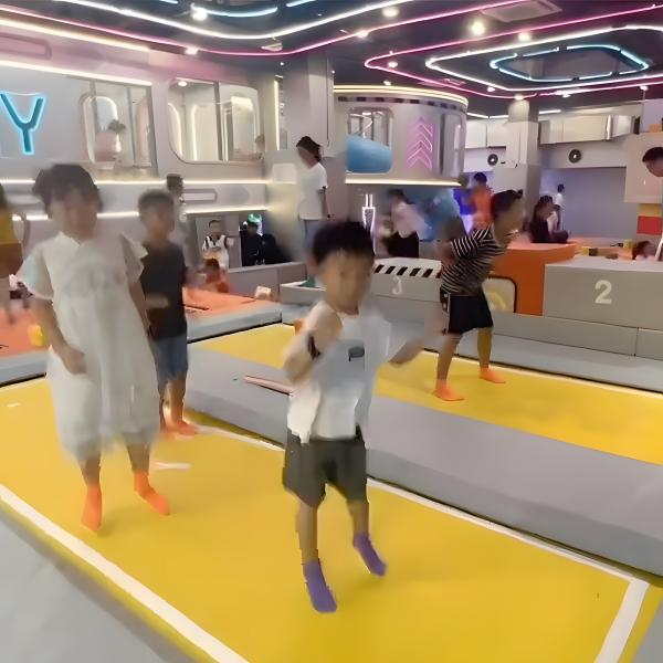 Équipement de jeu intérieur de style futuriste commercial personnalisé avec interactif et divertissant
