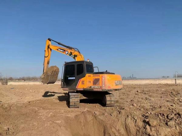 Excavadora Sany SY135C com cilindro hidráulico original usado com 13500 peso operacional