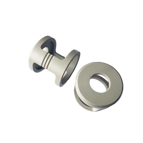 Отлитая в форму пластмасса полимера взгляда украдкой разделяет термопластиковый химикат и фармацевтические штуцеры