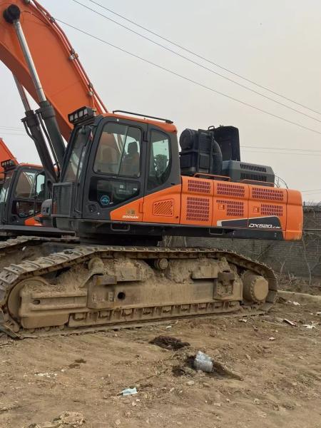 Excavadora usada Doosan DX520LC, grande excavadora hidráulica com trilhos